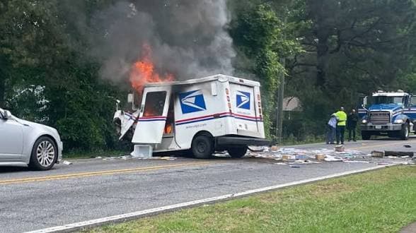 BREAKING: ELIZABETH CAUGHT USPS DELIVERY TRUCK TAKES UNEXPECTED DETOUR WHICH LEAD TO A FATAL COLLISION, NO CASUALTIES, ONLY MINOR INJURIES FROM THE DRIVER, THE DELIVERY TRUCK IS ON A SPECIAL DELIVERY WHICH HAPPEN IN KANSAS CITY, THE USPS TRUCK IS ON IS WAY TO DELIVER SOME SPECIAL PACKAGES. MOST OF THE PACKAGES ARE GOLD, CASH AND OTHER VALUABLE ITEMS. THE VEHICLE APPEARED TO BE TRAVELING ABOVE THE POSTED 35 MPH SPEED LIMIT, A COLLISION OCCURRED BETWEEN TRUCK AND USPS DELIVERY TRUCK AROUND THE DEPOT IN KANSAS CITY. 4/29/26